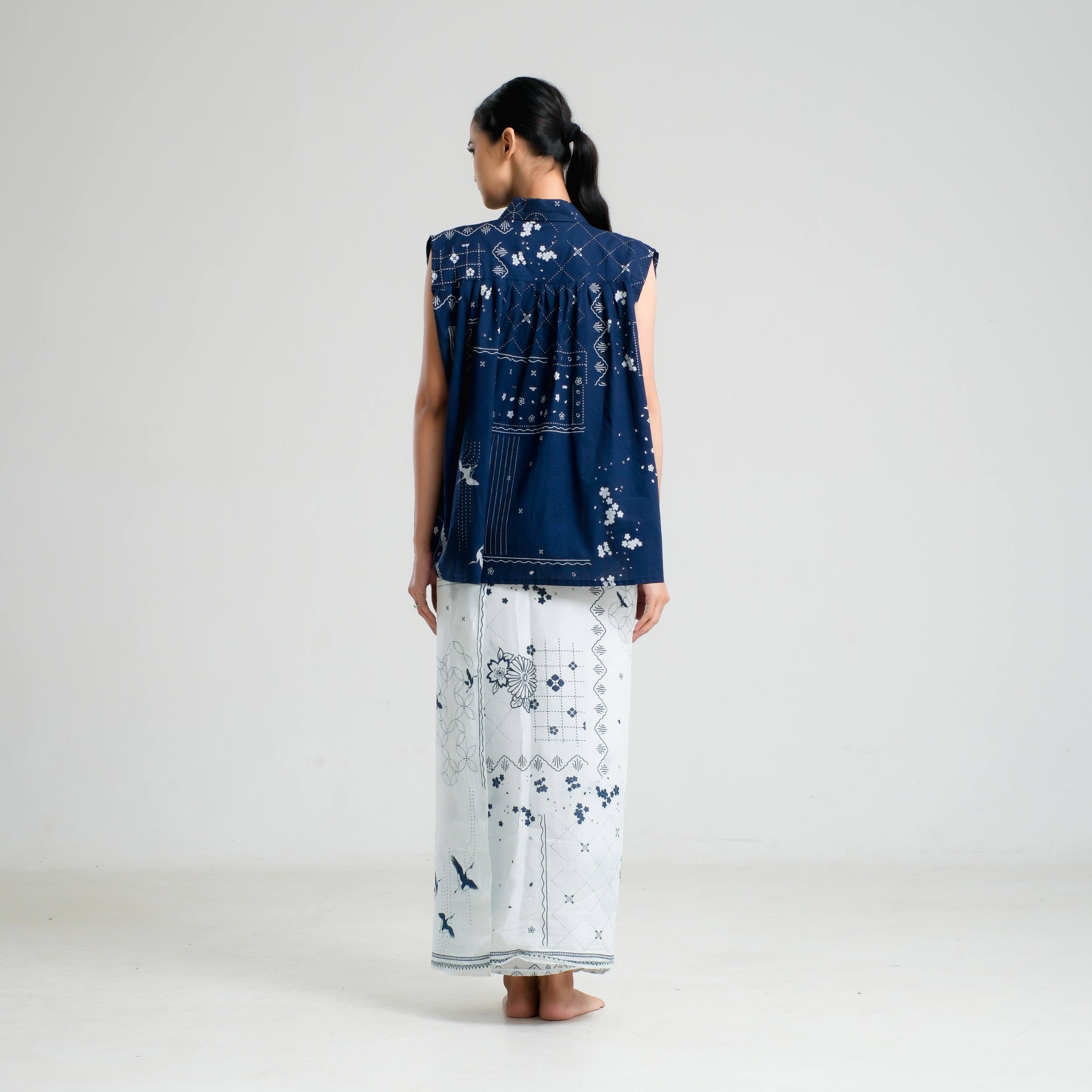 SAKAASATA | SLEEVELESS SAKURA CRANE INDIGO