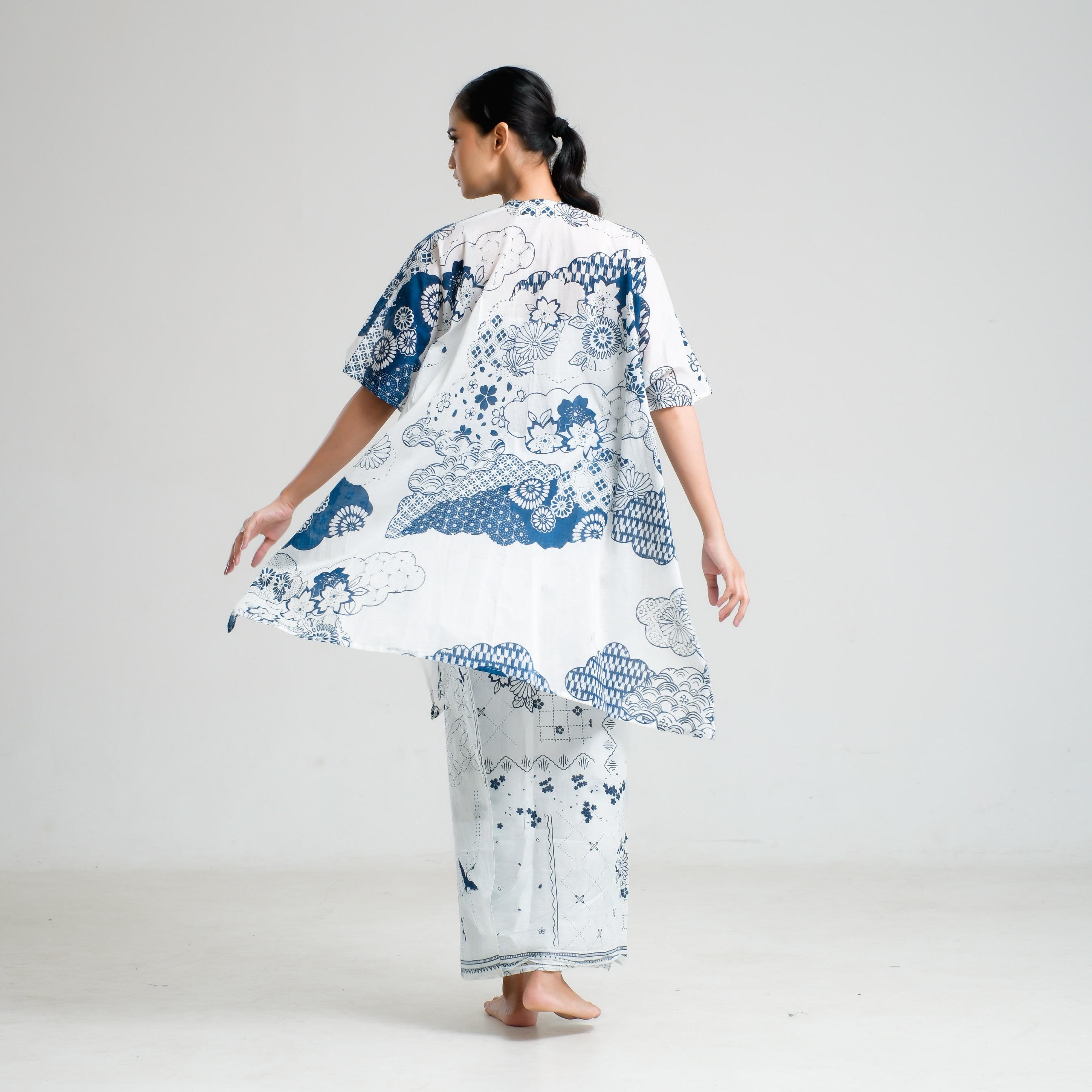 SAKAASTA | OUTER RUANG LANGIT PUTIH