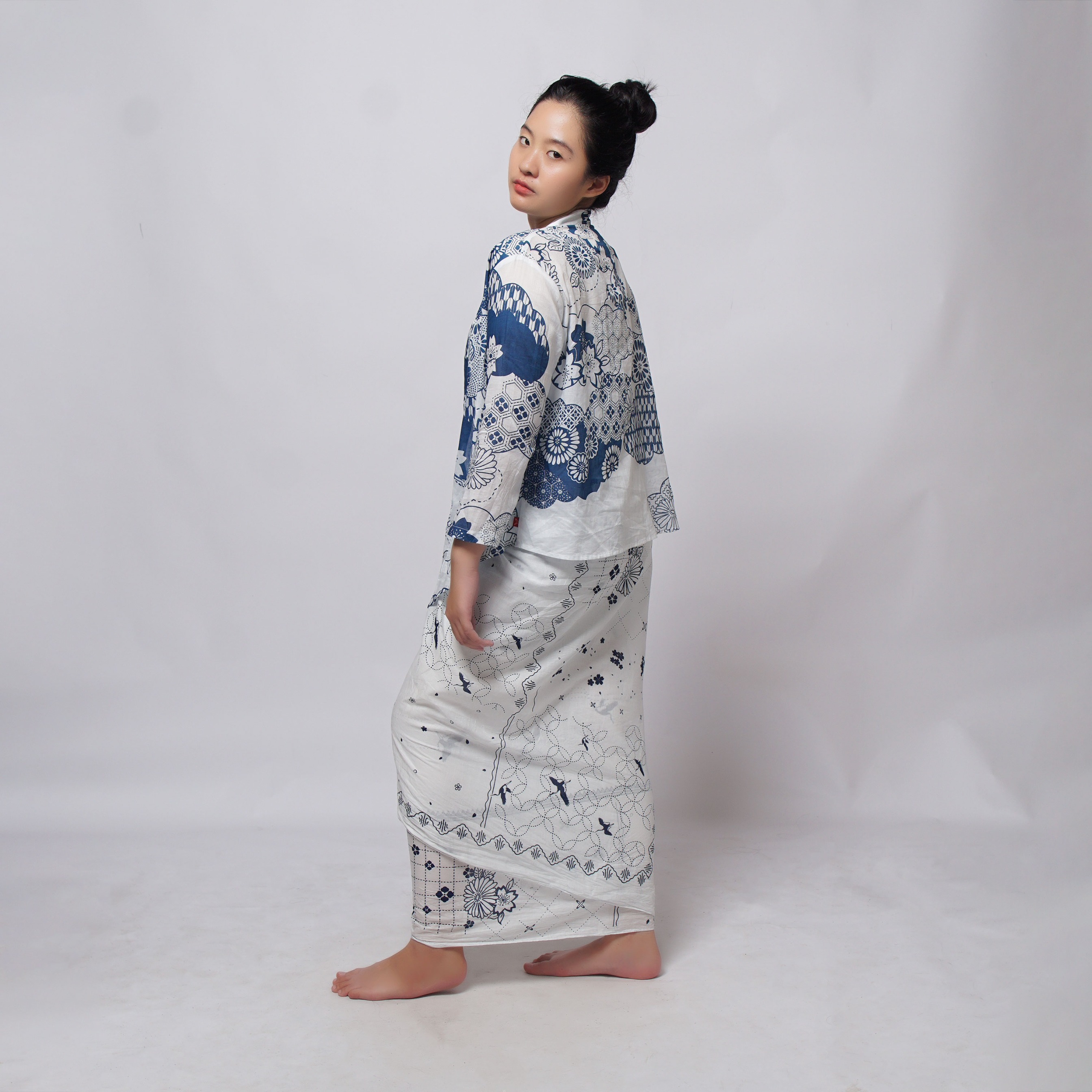 Ruang Langit Putih Kimono Outer | Saka Asta