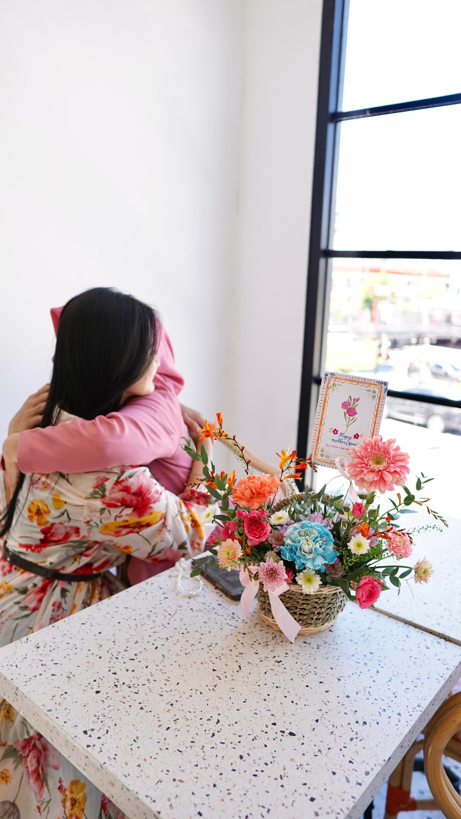 Laras Flowers Basket