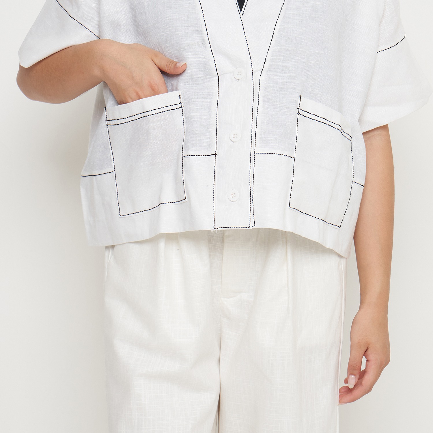 LINEN BLACK STITCH TOP