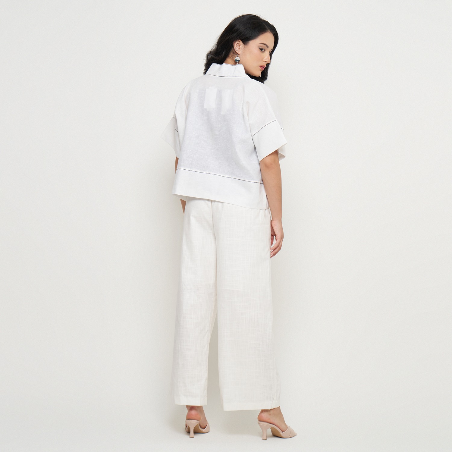 LINEN BLACK STITCH TOP