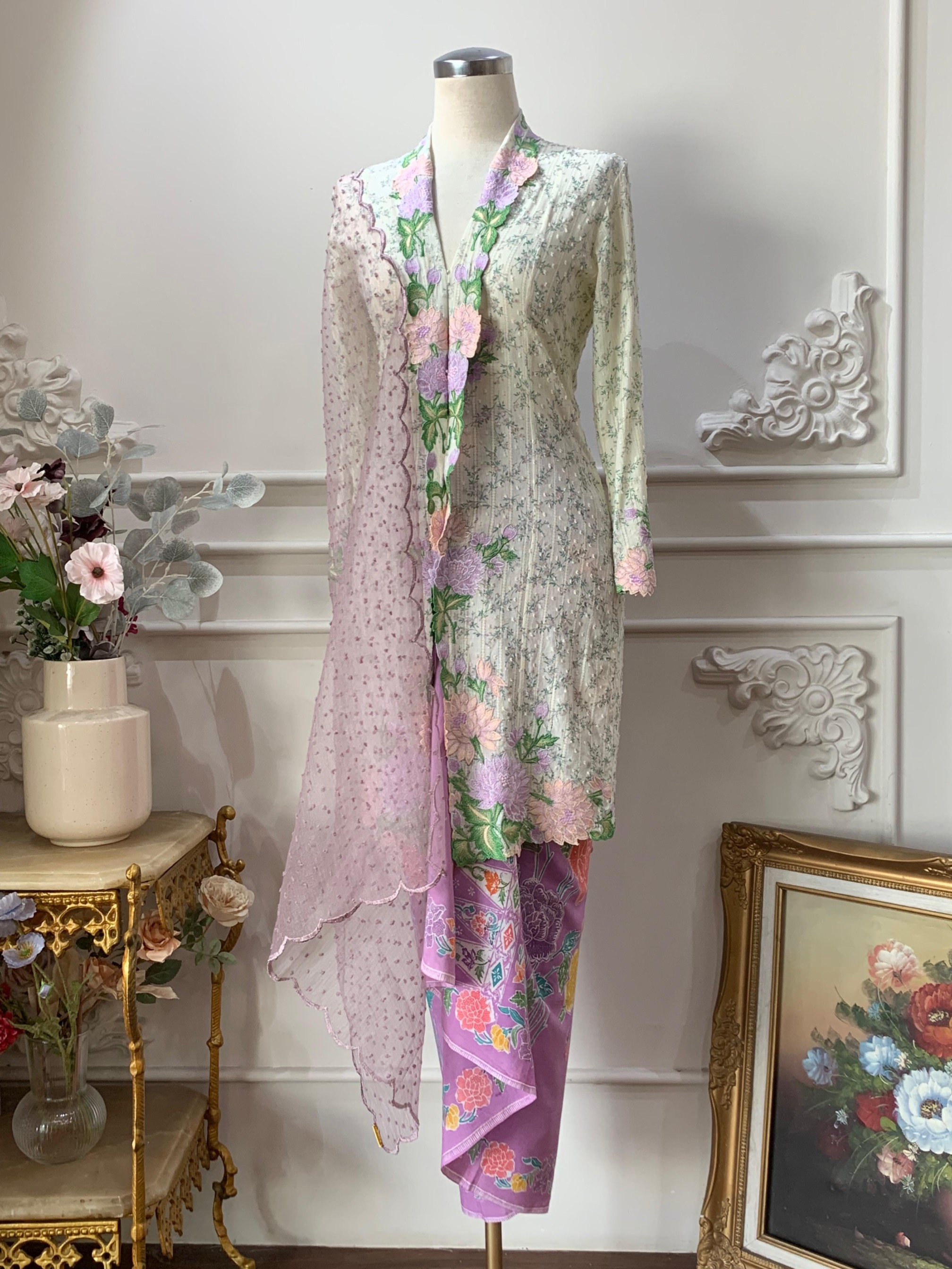 ZAALI - One Set Seruni Kebaya with Skirt and Shawl