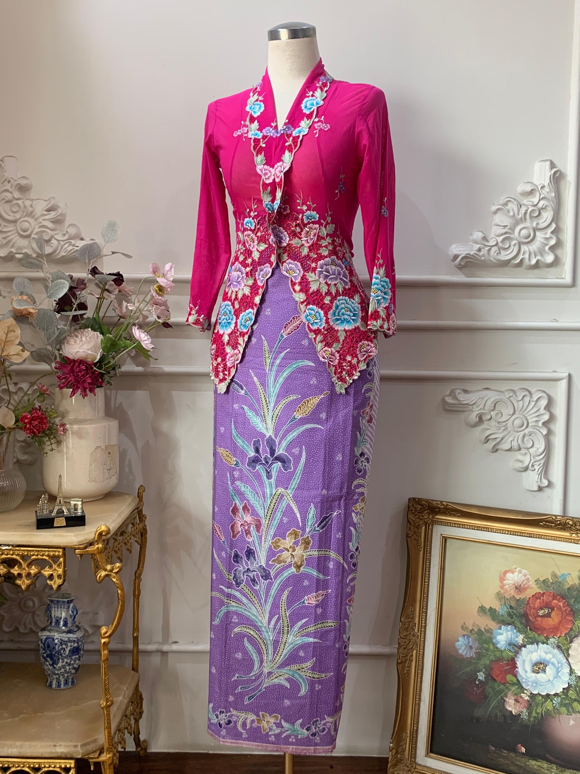 ZAALI - Kebaya Carnation Embroidery