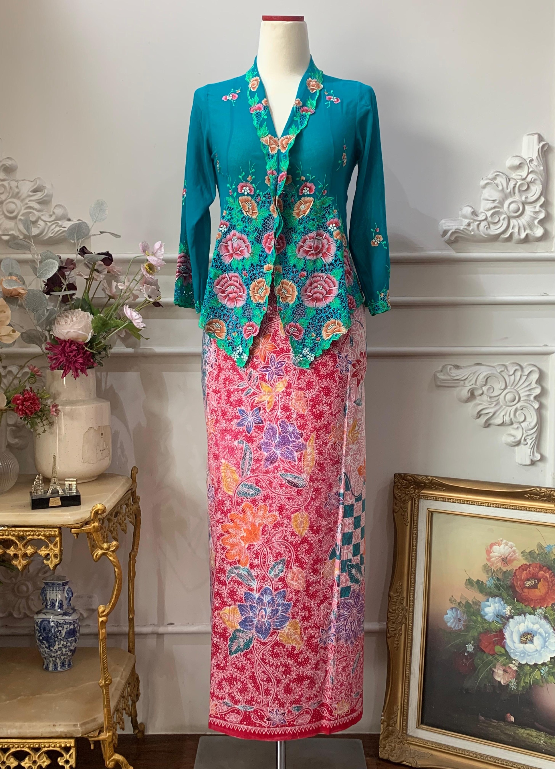 ZAALI - Kebaya Carnation Embroidery