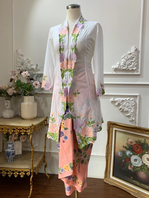 Image of ZAALI Long Kebaya White Seruni with Batik Skirt