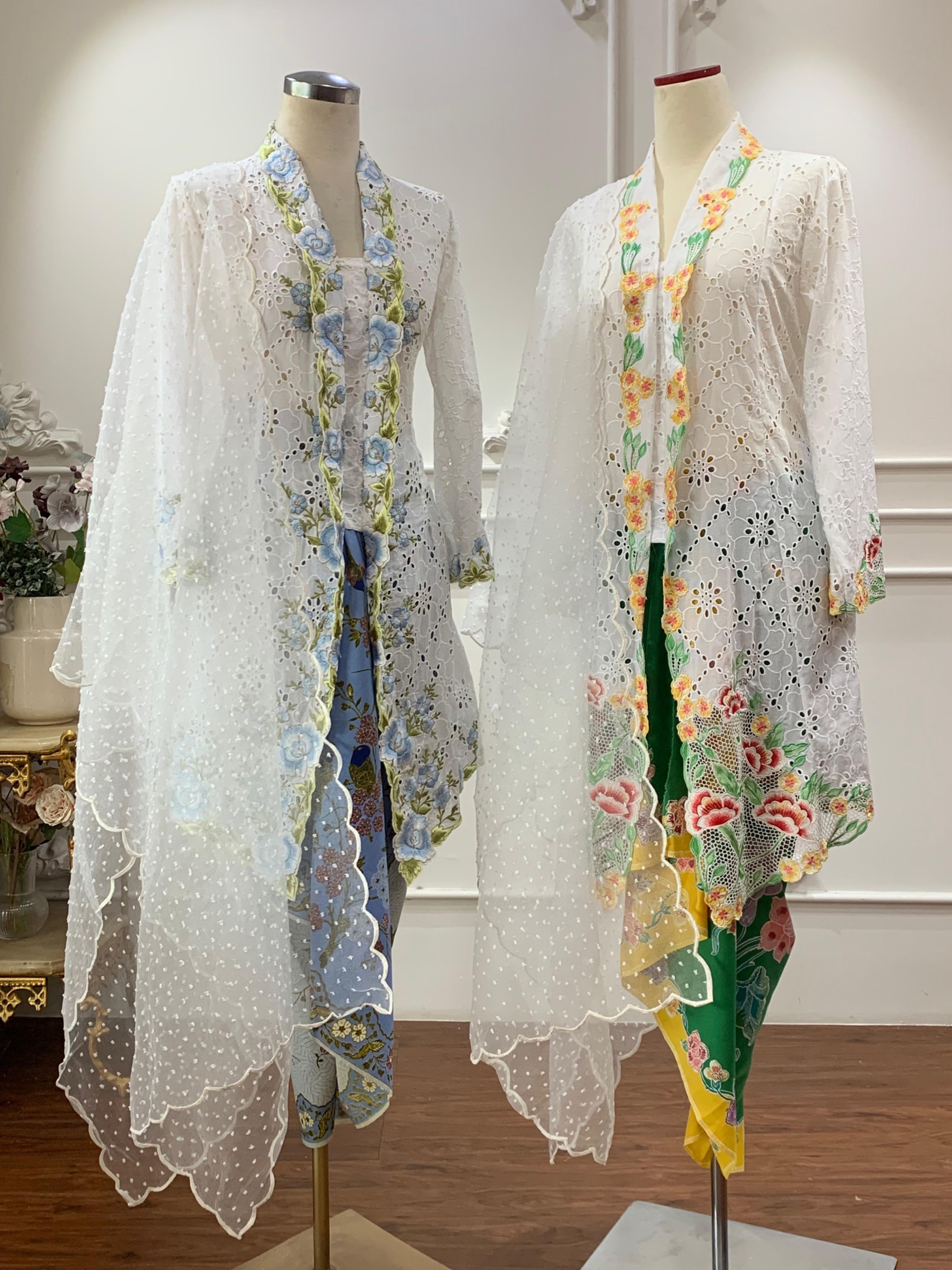 ZAALI - Long Kebaya White Azalea
