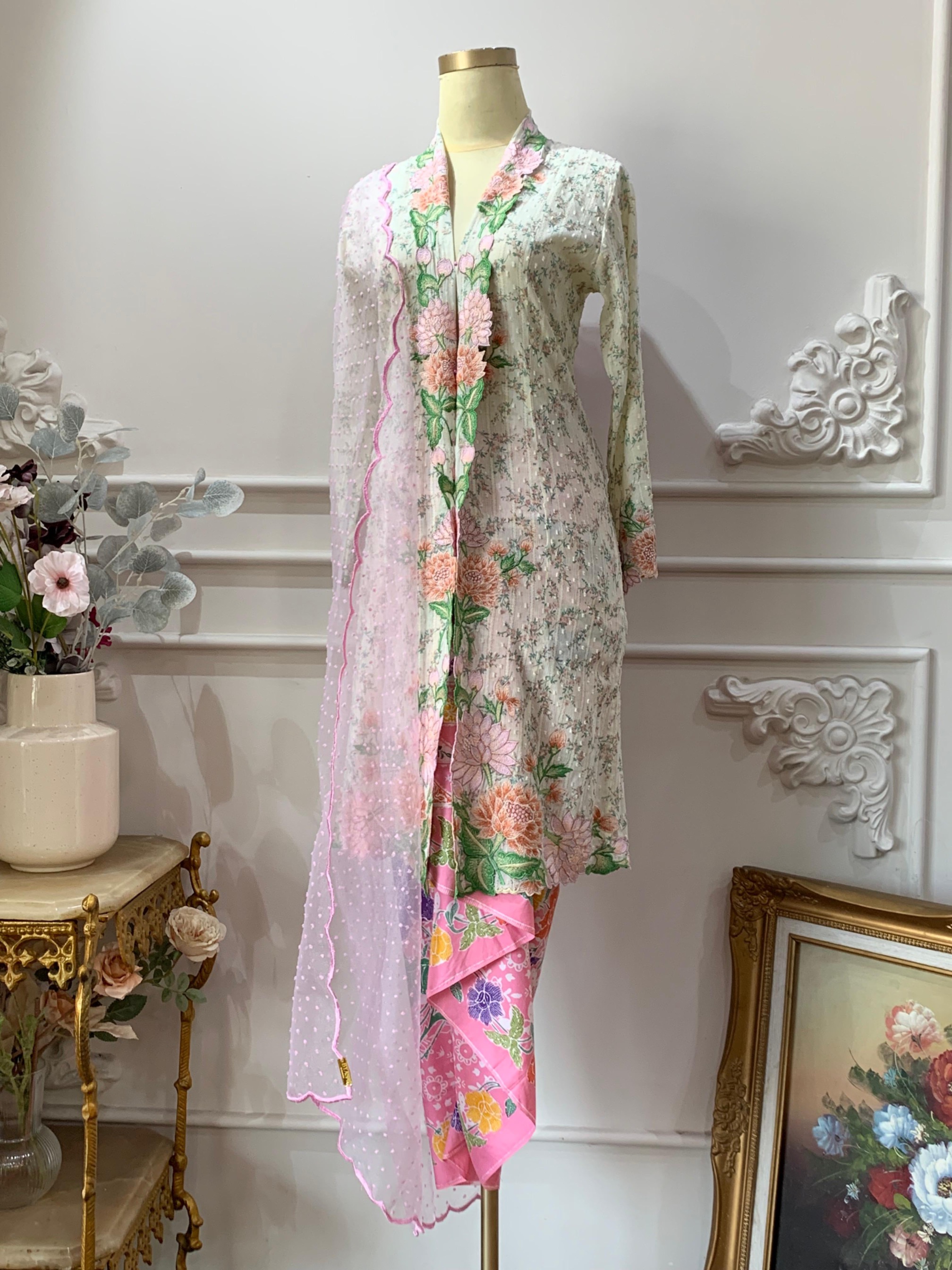 ZAALI - One Set Seruni Kebaya with Skirt and Shawl