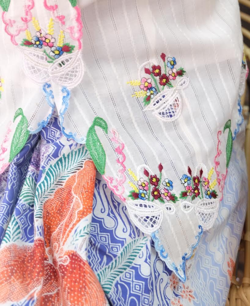 ZAALI - Kebaya Dara White Mini Rose Bouquette