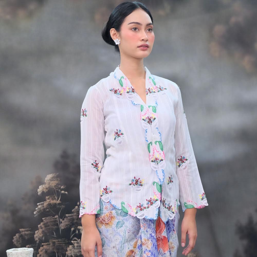 ZAALI - Kebaya Dara White Mini Rose Bouquette