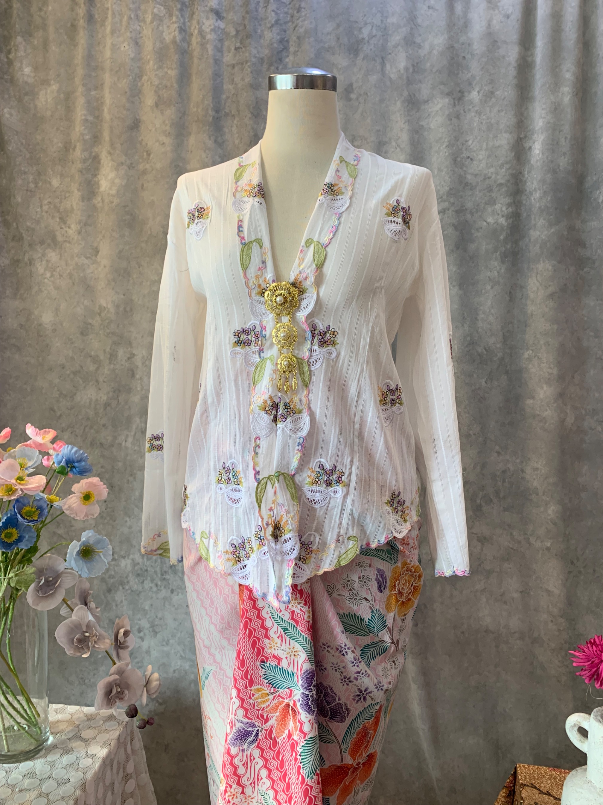 ZAALI - Kebaya Dara White Mini Rose Bouquette
