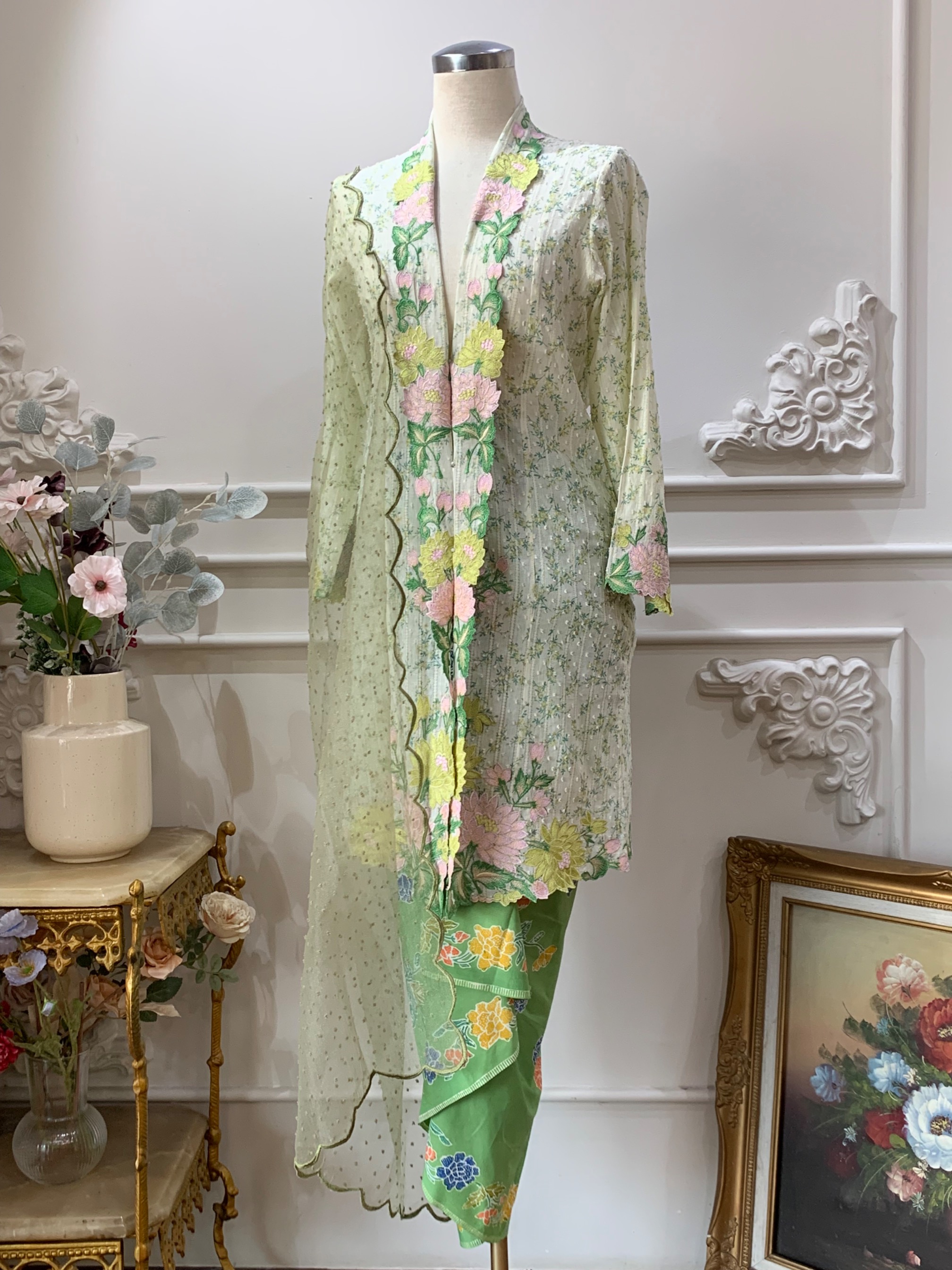 ZAALI - One Set Seruni Kebaya with Skirt and Shawl