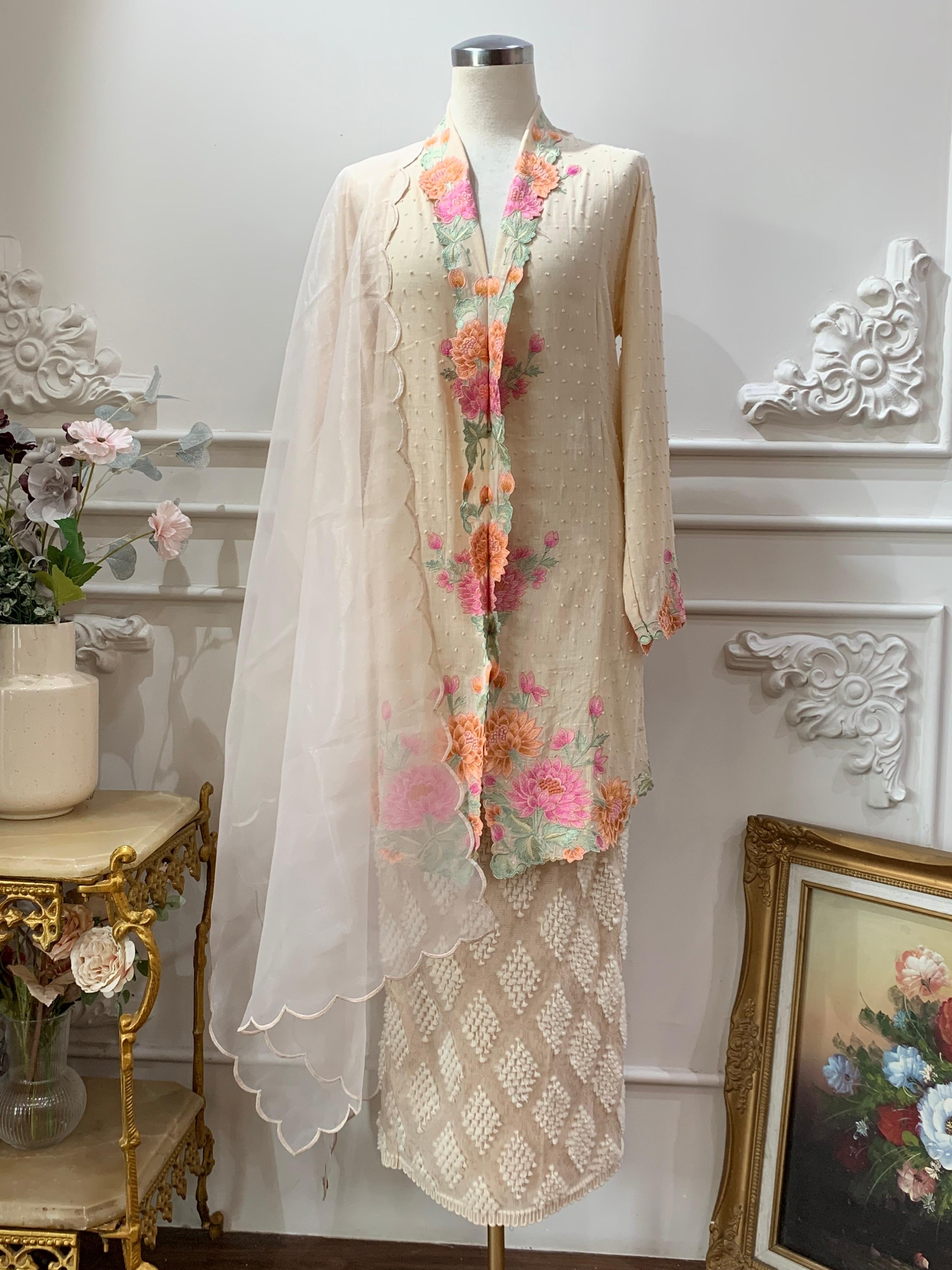 ZAALI - One Set Seruni Kebaya with Skirt and Shawl