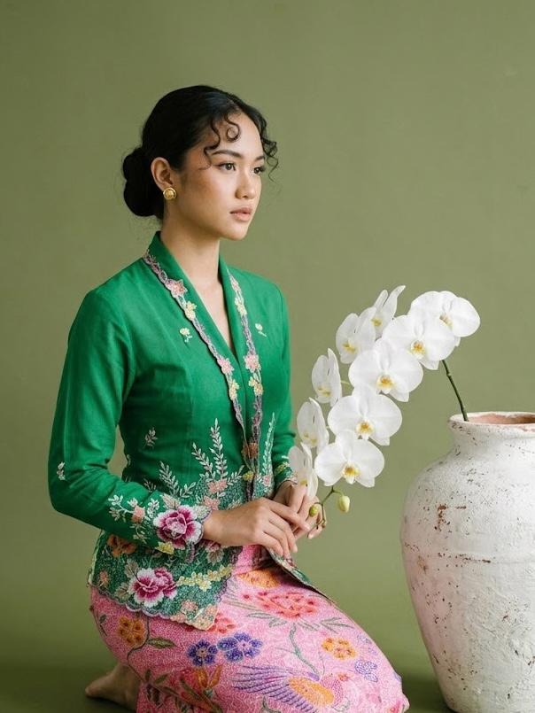 ZAALI - Kebaya Peony Embroidery