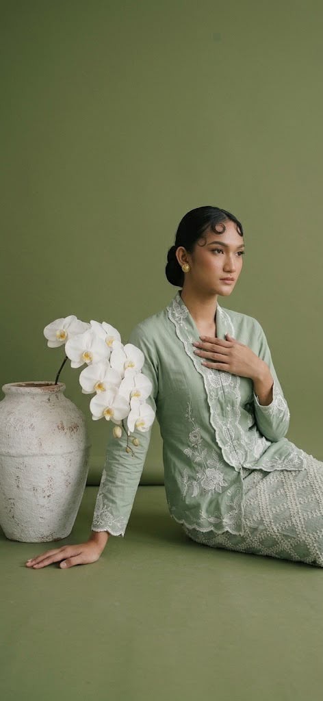 ZAALI - Kebaya Dara Calla Lilly Tutupan
