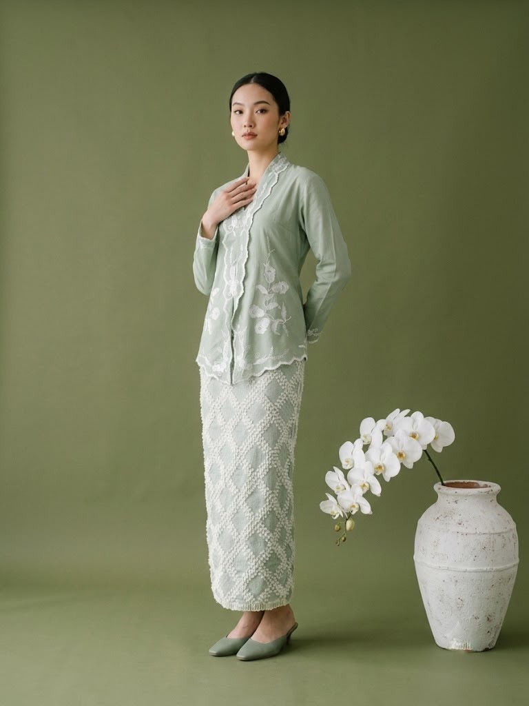ZAALI - Kebaya Dara Calla Lilly Tutupan