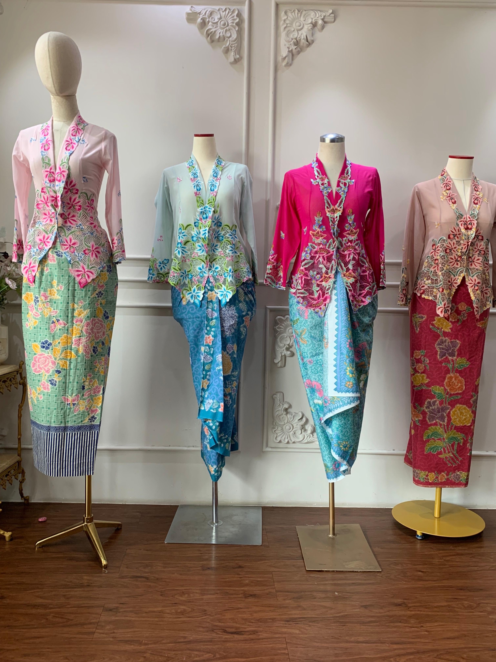 ZAALI - Kebaya Orchid Embroidery