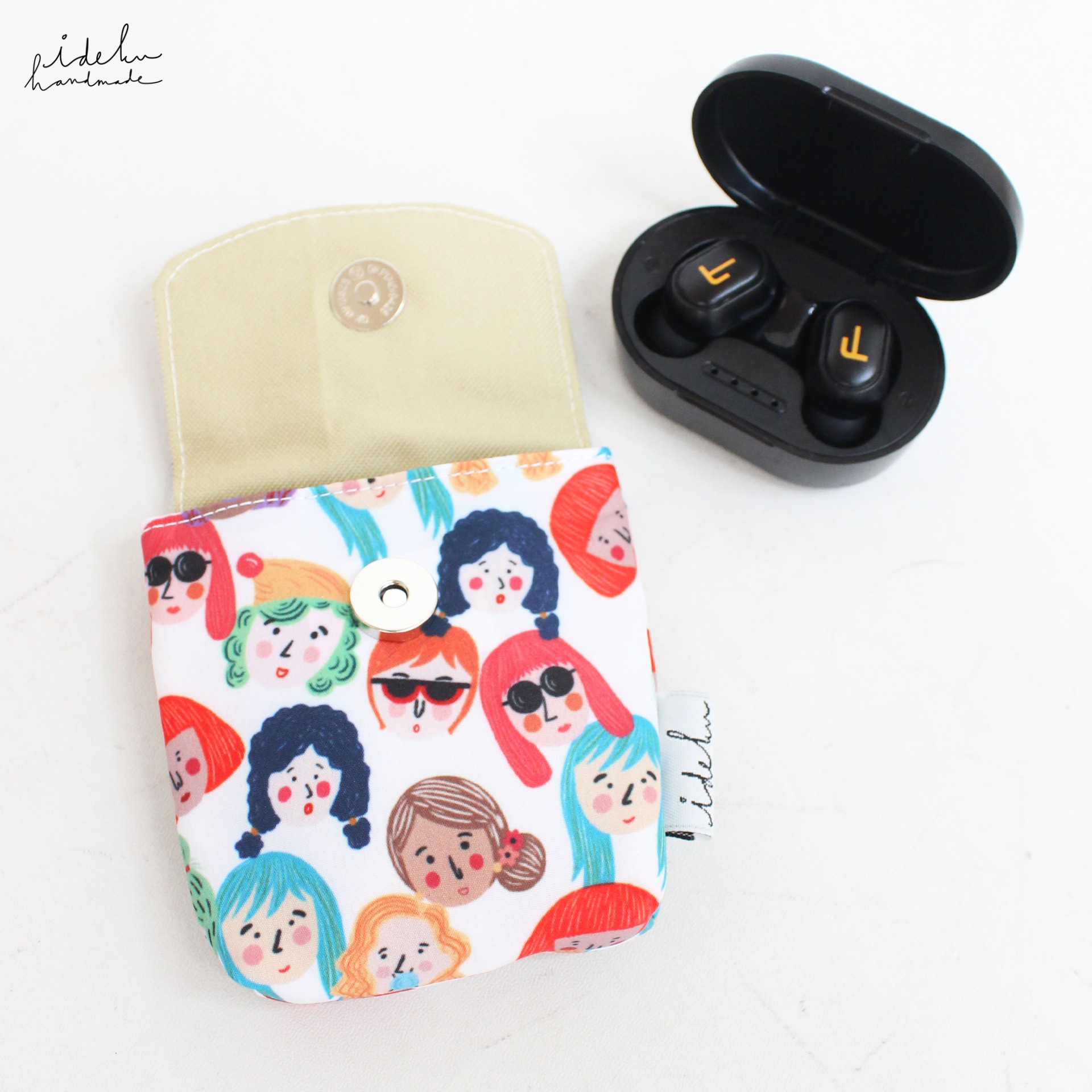Classic Faces Earbuds Pouch