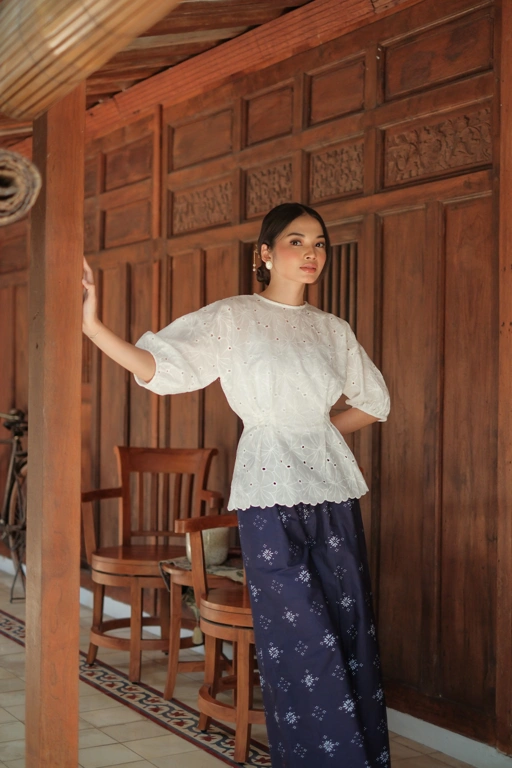 Image of Riskavebrie - Kebaya & Blouse Legowo Raga (Putih)