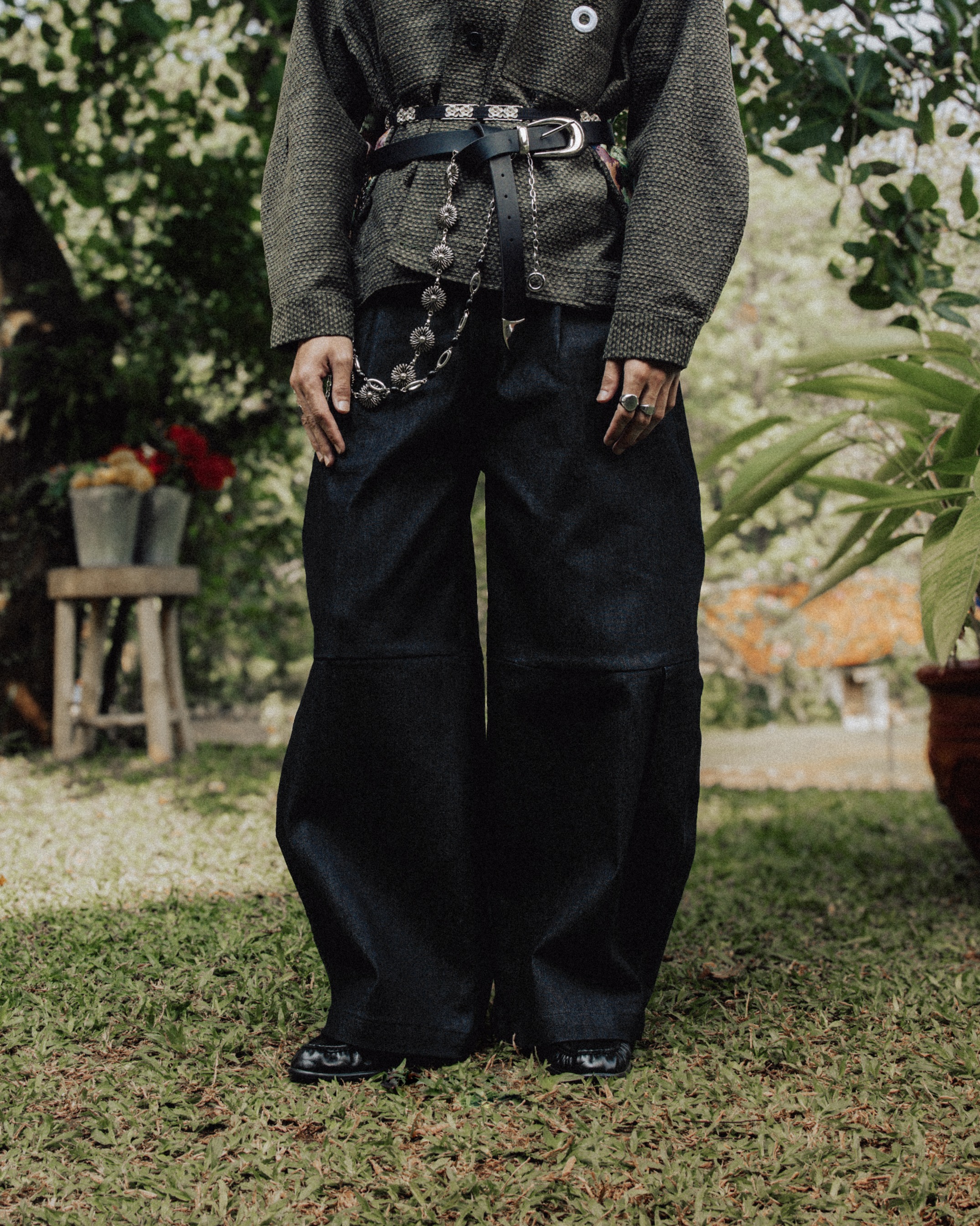 Othman - Noir Fougère Barrel Pants