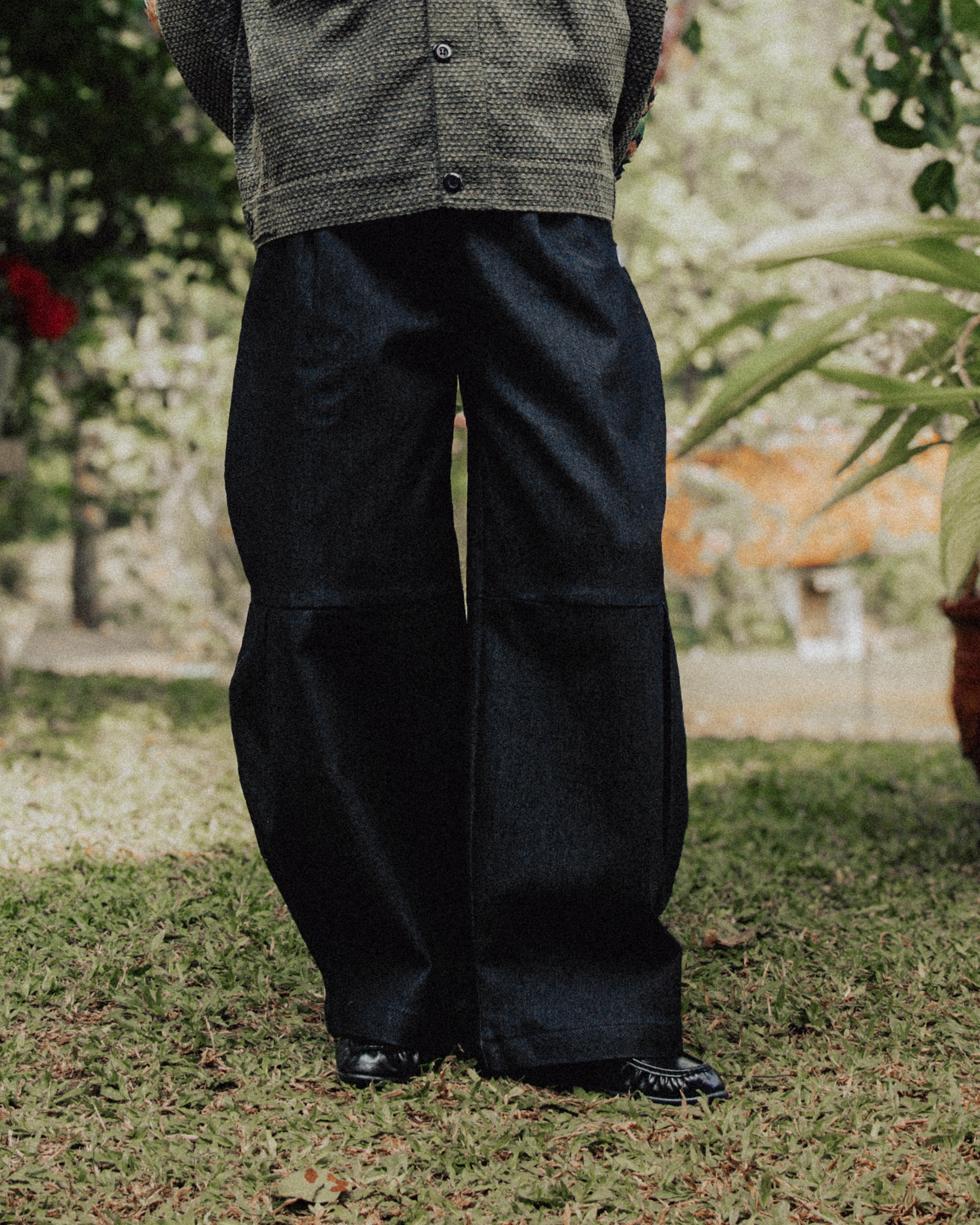 Othman - Noir Fougère Barrel Pants