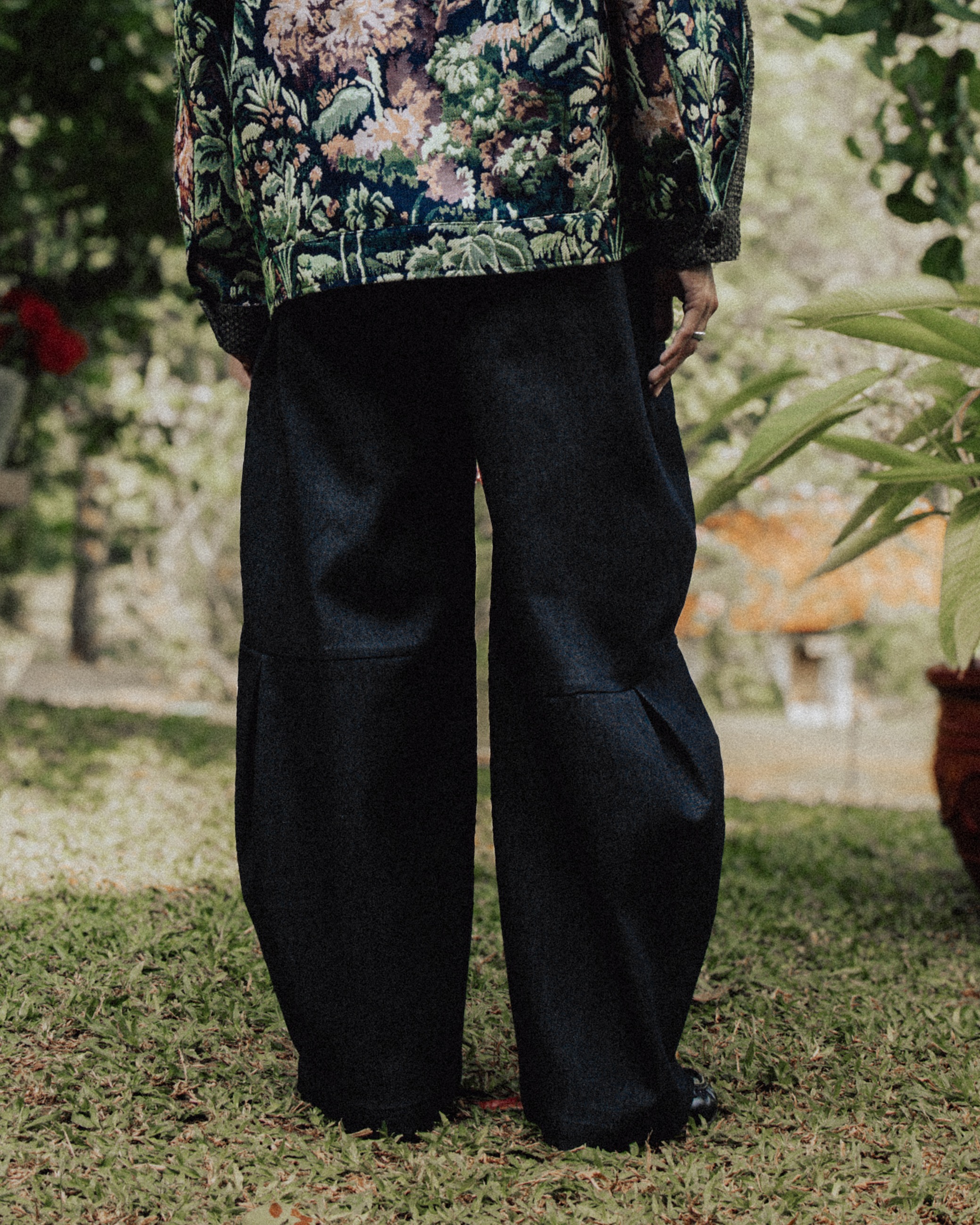 Othman - Noir Fougère Barrel Pants