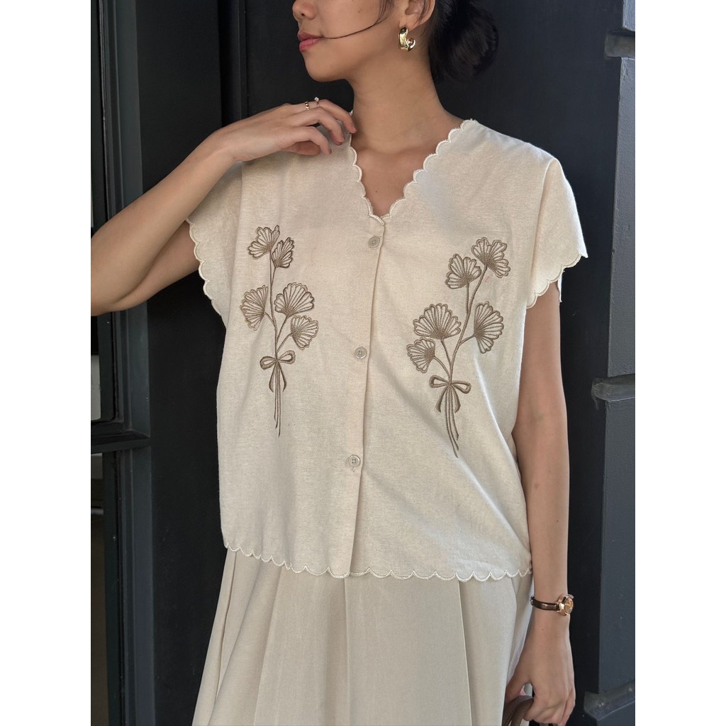 BWBYAZ - Ayudia Embroidery Vest (READY STOCK)