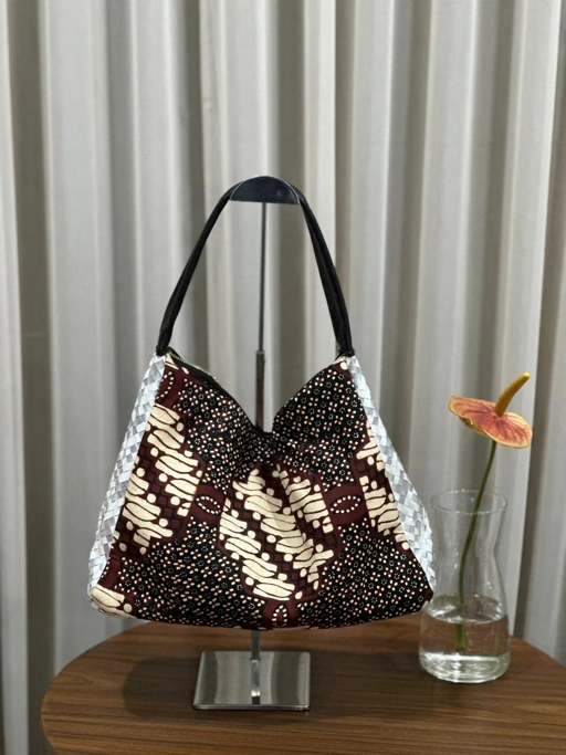 Image of Laura Tenun Batik  - House Of Inang - Tas Anyaman / Upcycle / Ecobag / Tas Daur Ulang Recycle / Ramah Lingkungan / Ecofashion Sustainable / Handmade Fashion