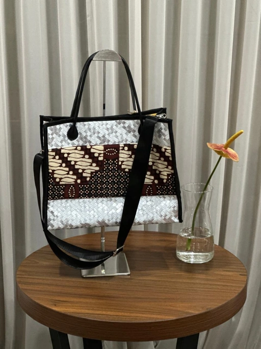 Image of Cantika Small Batik  - House Of Inang - Tas Anyaman / Upcycle / Ecobag / Tas Daur Ulang Recycle / Ramah Lingkungan / Ecofashion Sustainable / Handmade Fashion
