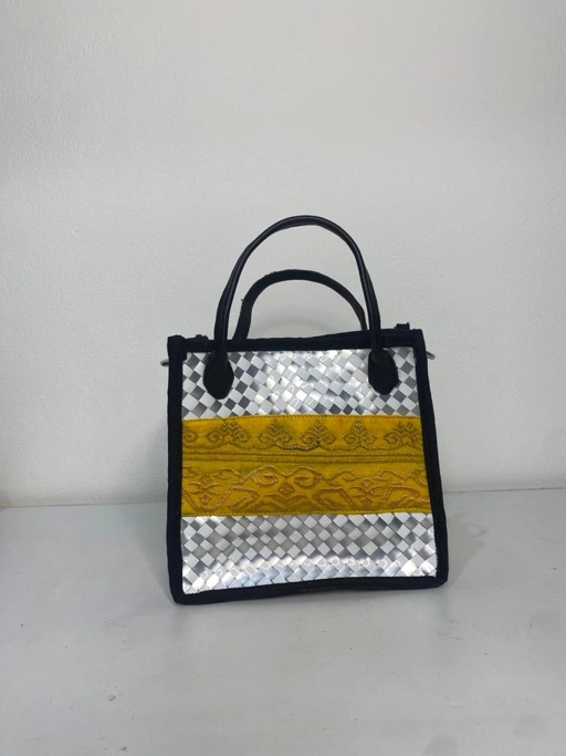 Image of Mooi Bag - House Of Inang - Tas Anyaman / Upcycle / Ecobag / Tas Daur Ulang Recycle / Ramah Lingkungan / Ecofashion Sustainable / Handmade Fashion