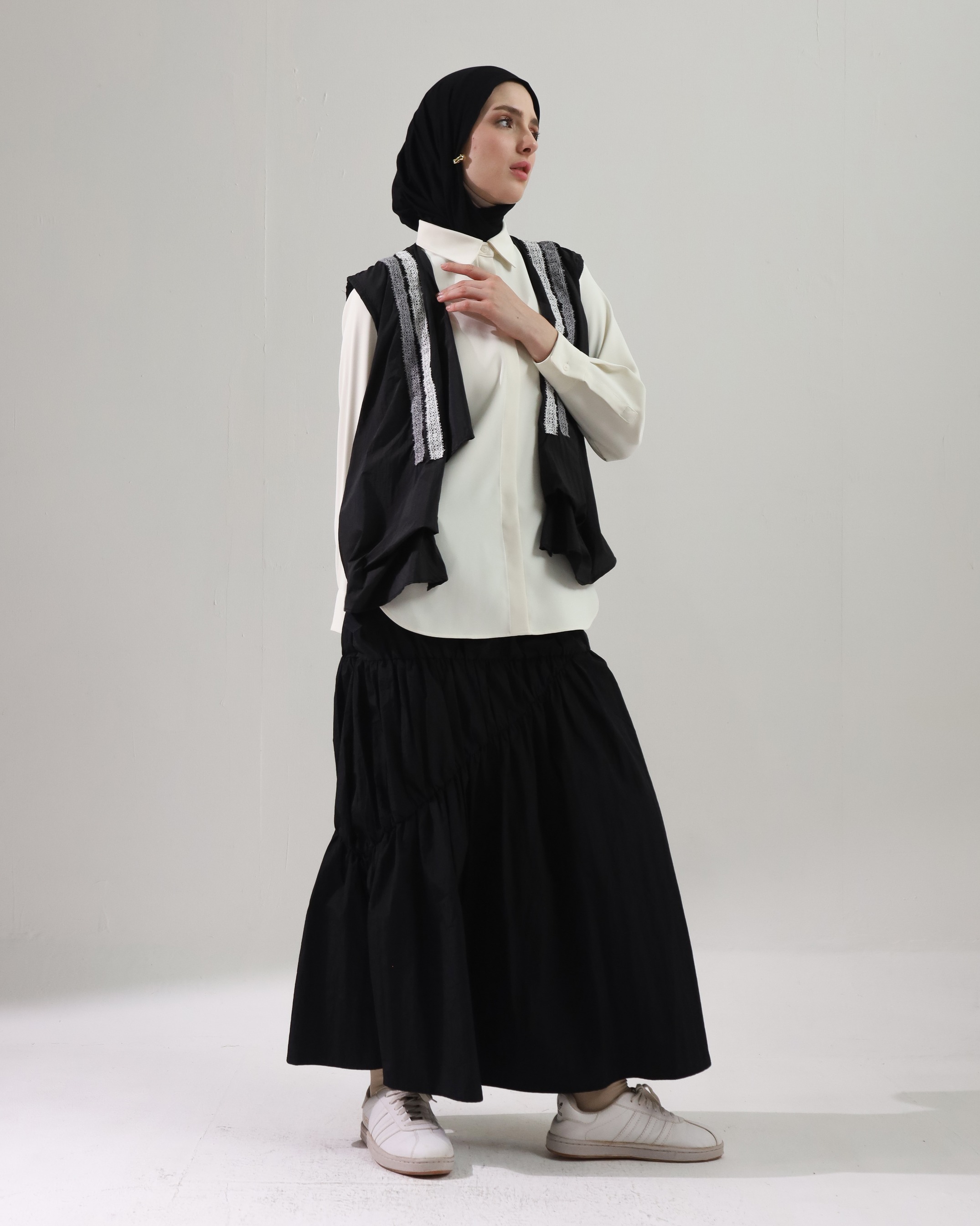 BELYANZA - Elara Outer Vest Black Renda