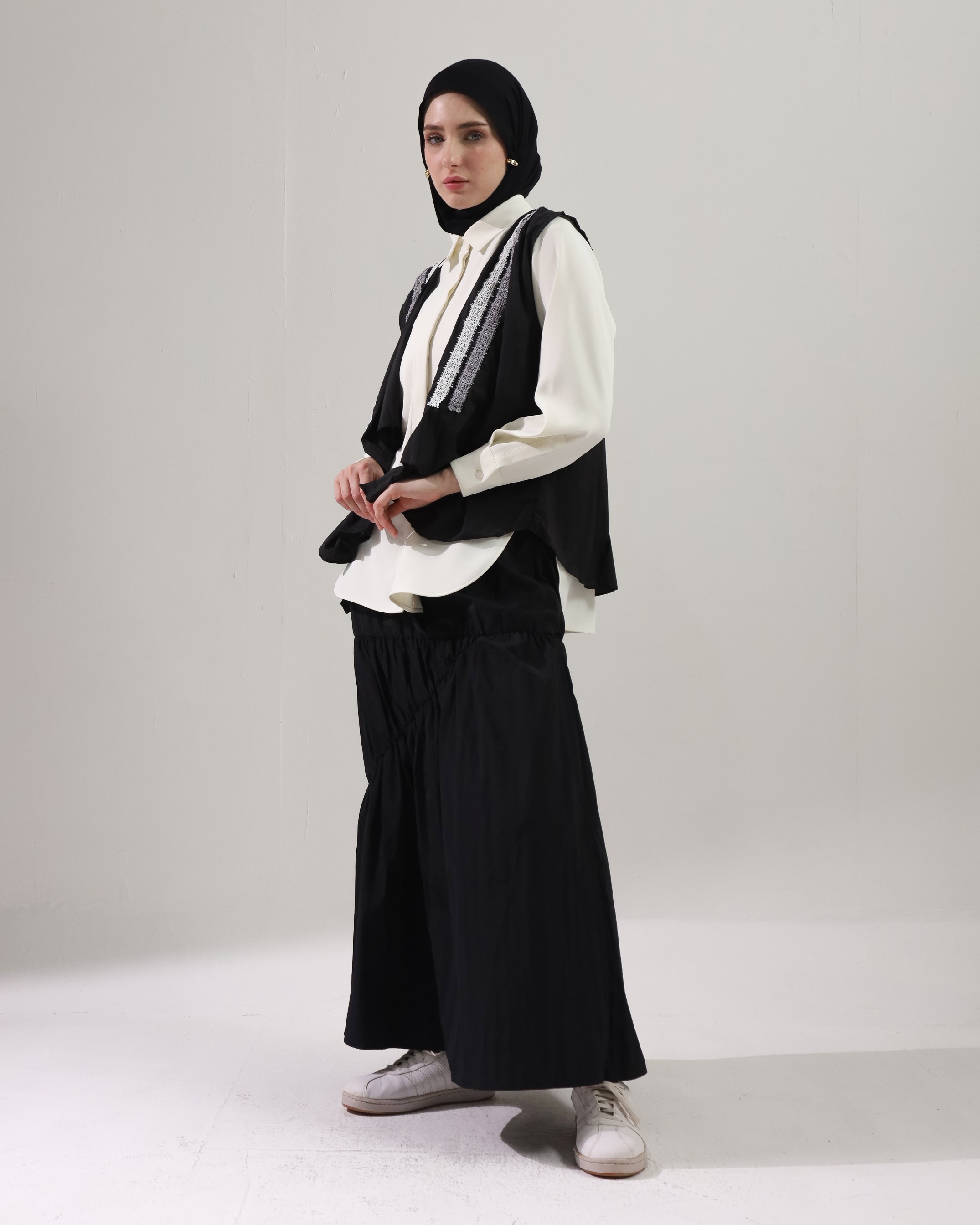 BELYANZA - Elara Outer Vest Black Renda