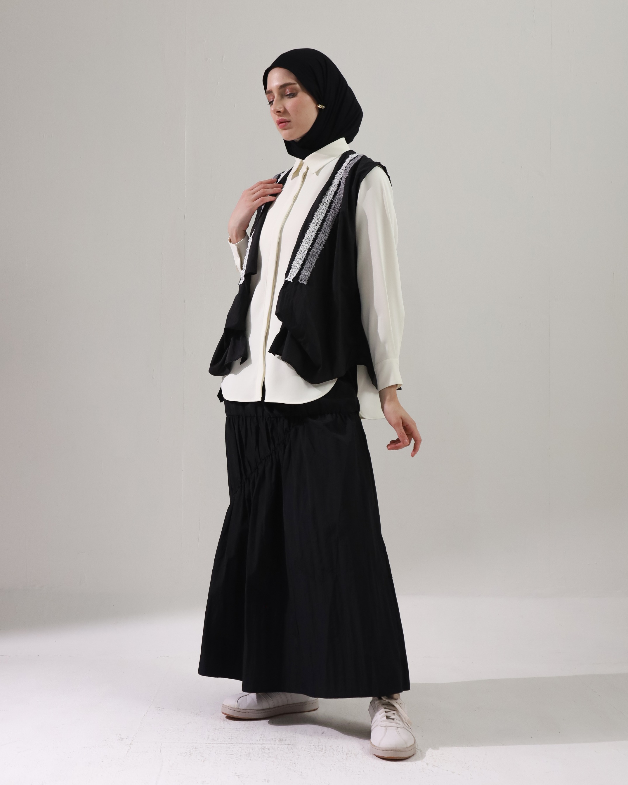 BELYANZA - Elara Outer Vest Black Renda