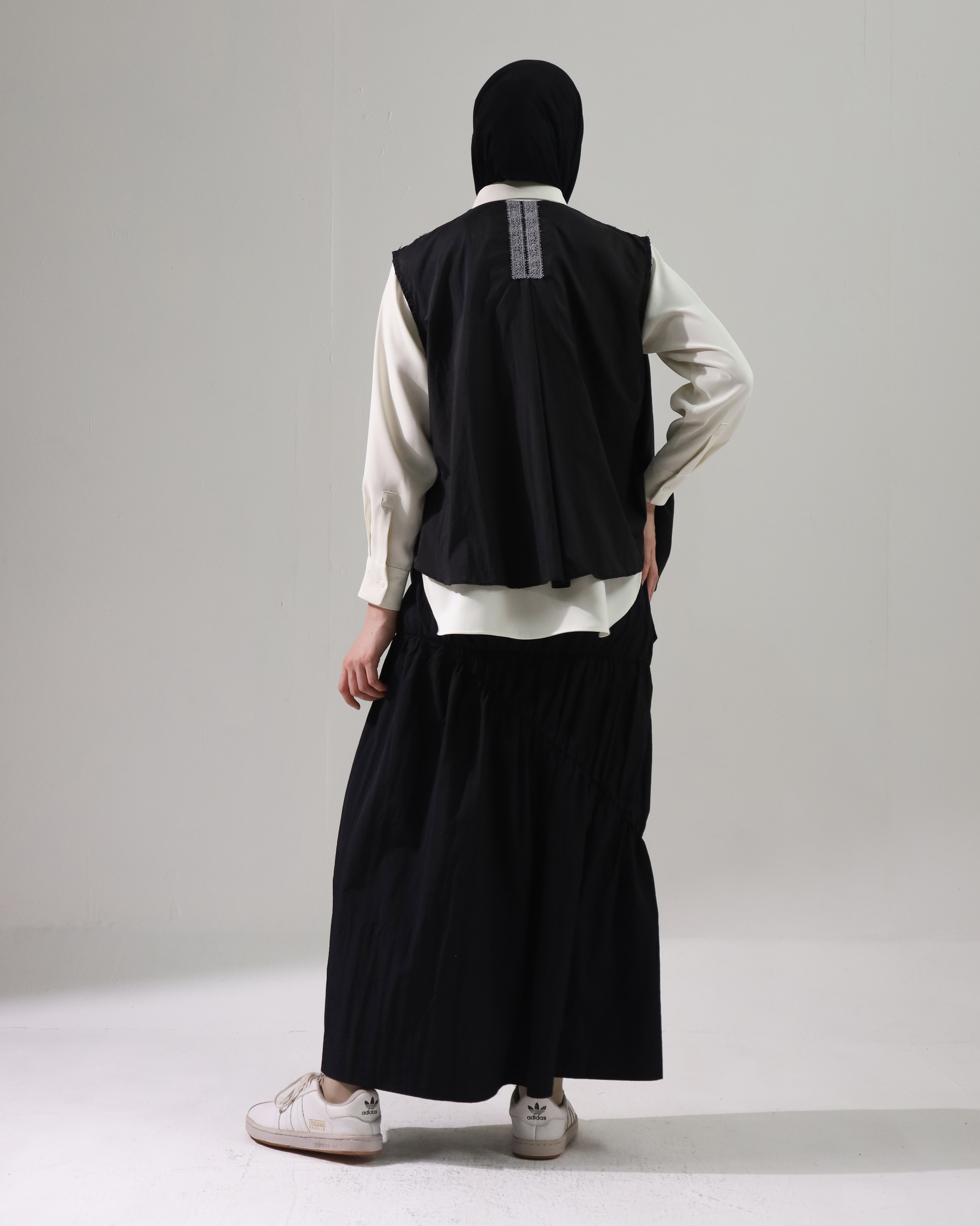 BELYANZA - Elara Outer Vest Black Renda