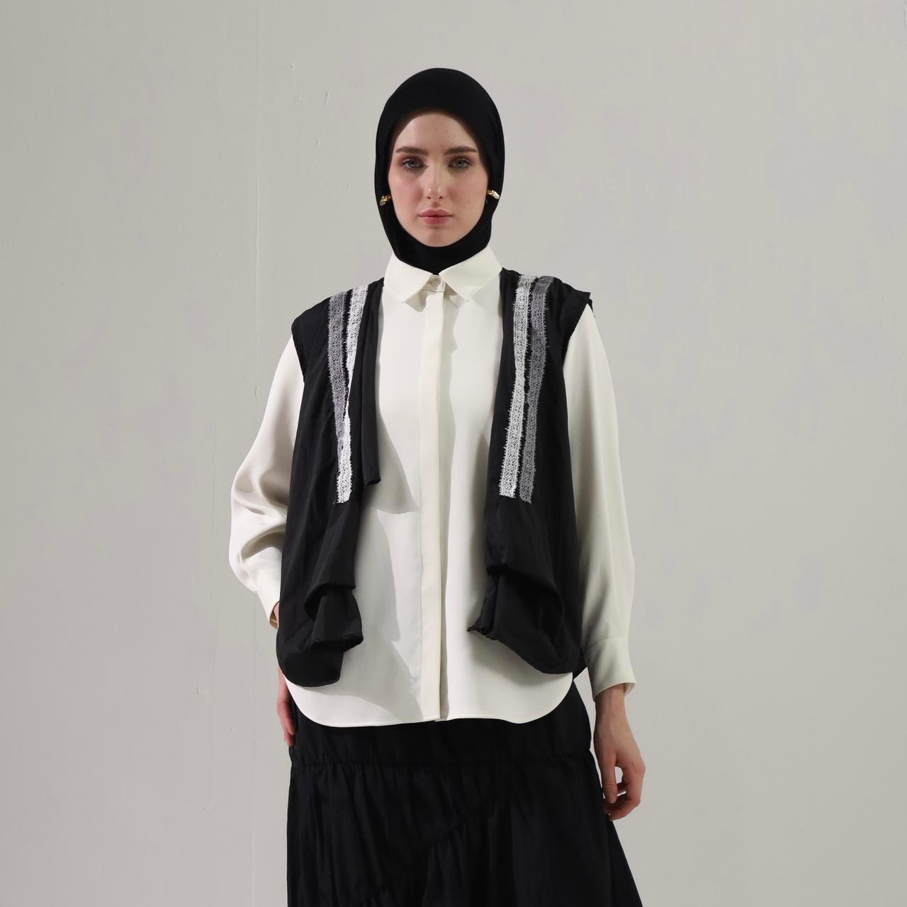 BELYANZA - Elara Outer Vest Black Renda
