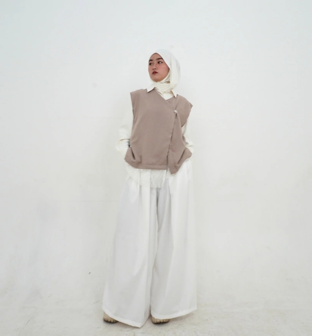BELYANZA - Wacky Outer Vest Cream Mahogany