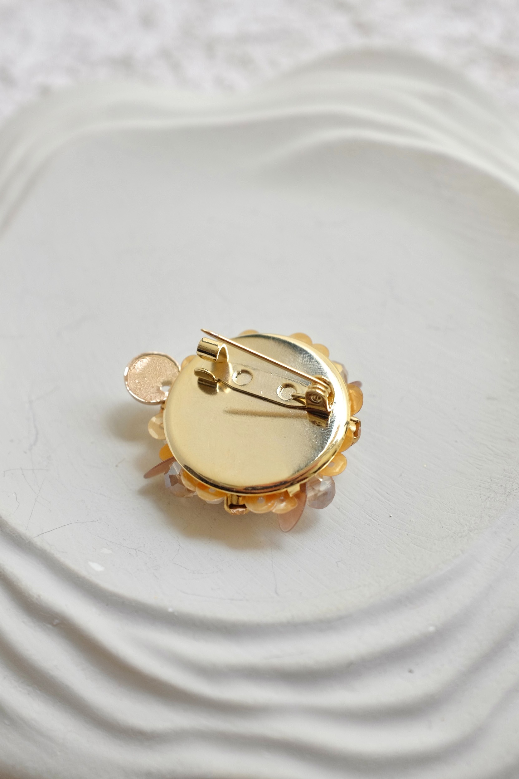 YURA (BROOCH)
