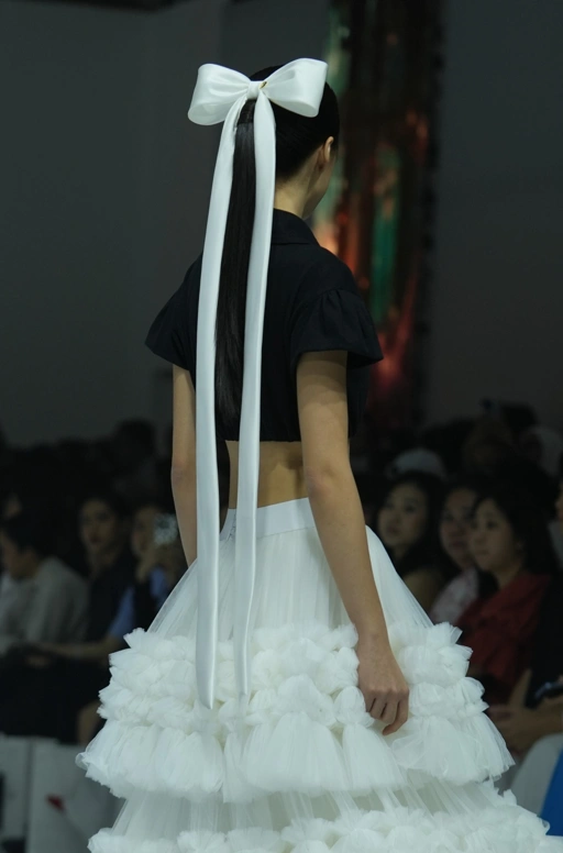 Image of ENCHANTRESS RUNWAY 1