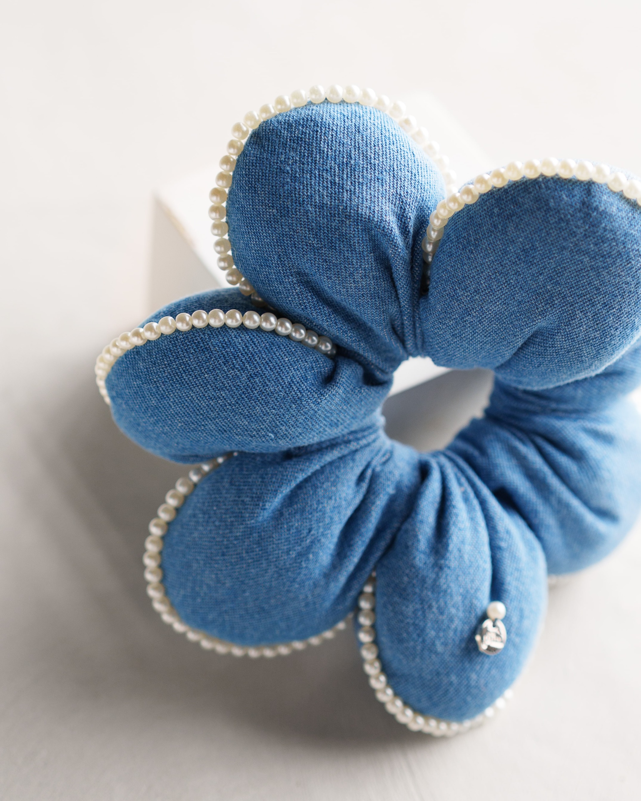 DÉMI SCRUNCHIE