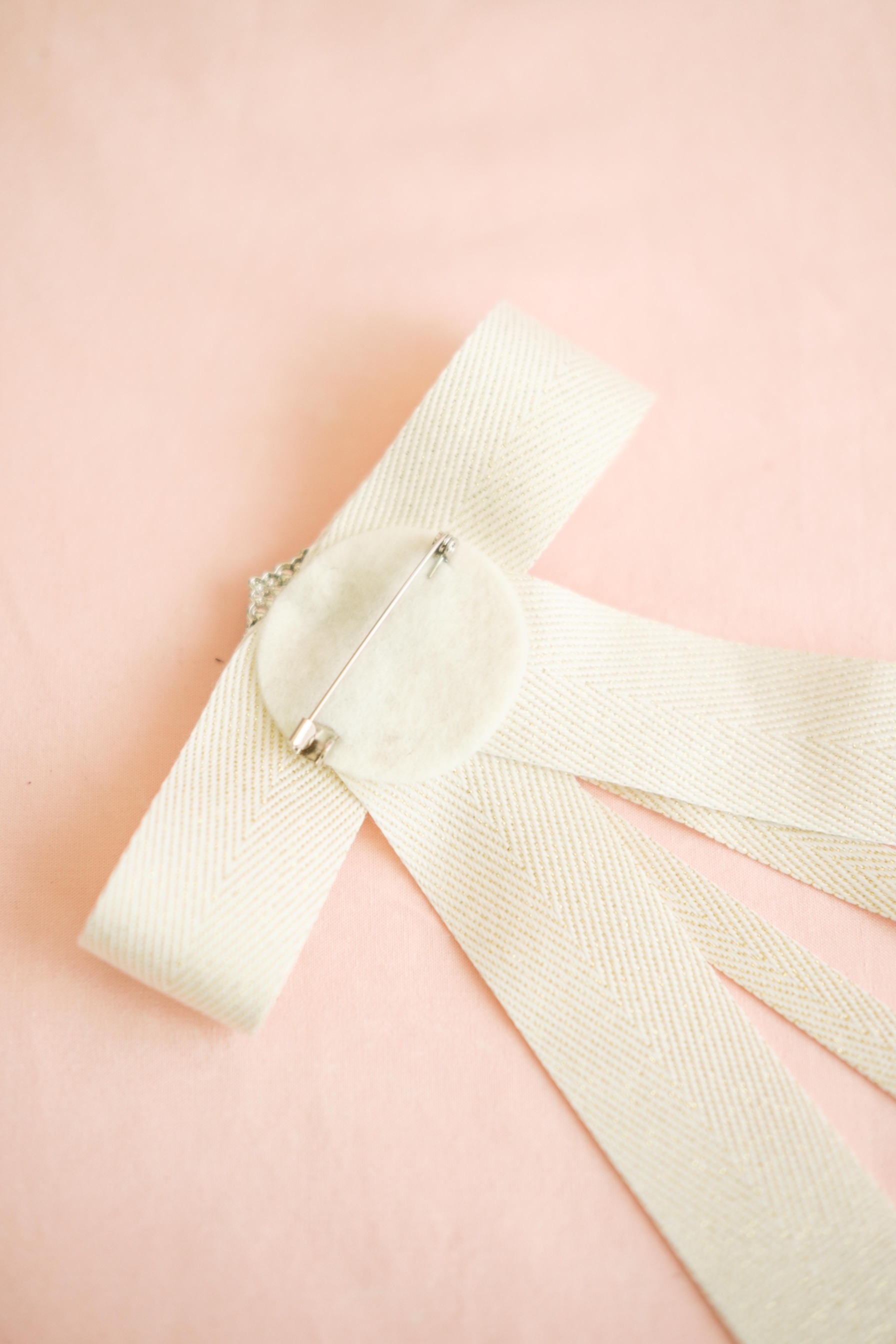 DEADLINE DARLING (BROOCH)