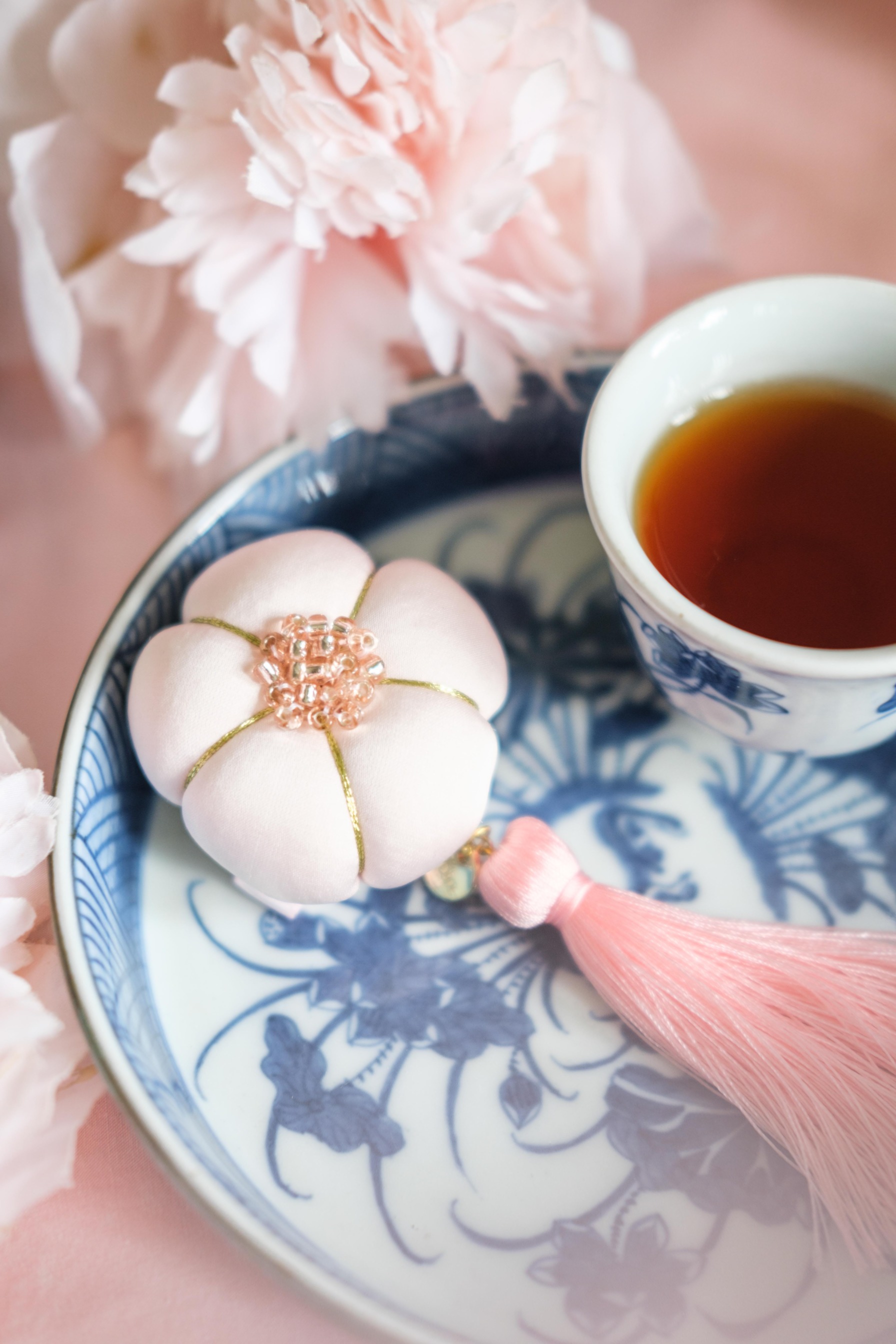 WAGASHI (ALIGATOR & BROOCH)