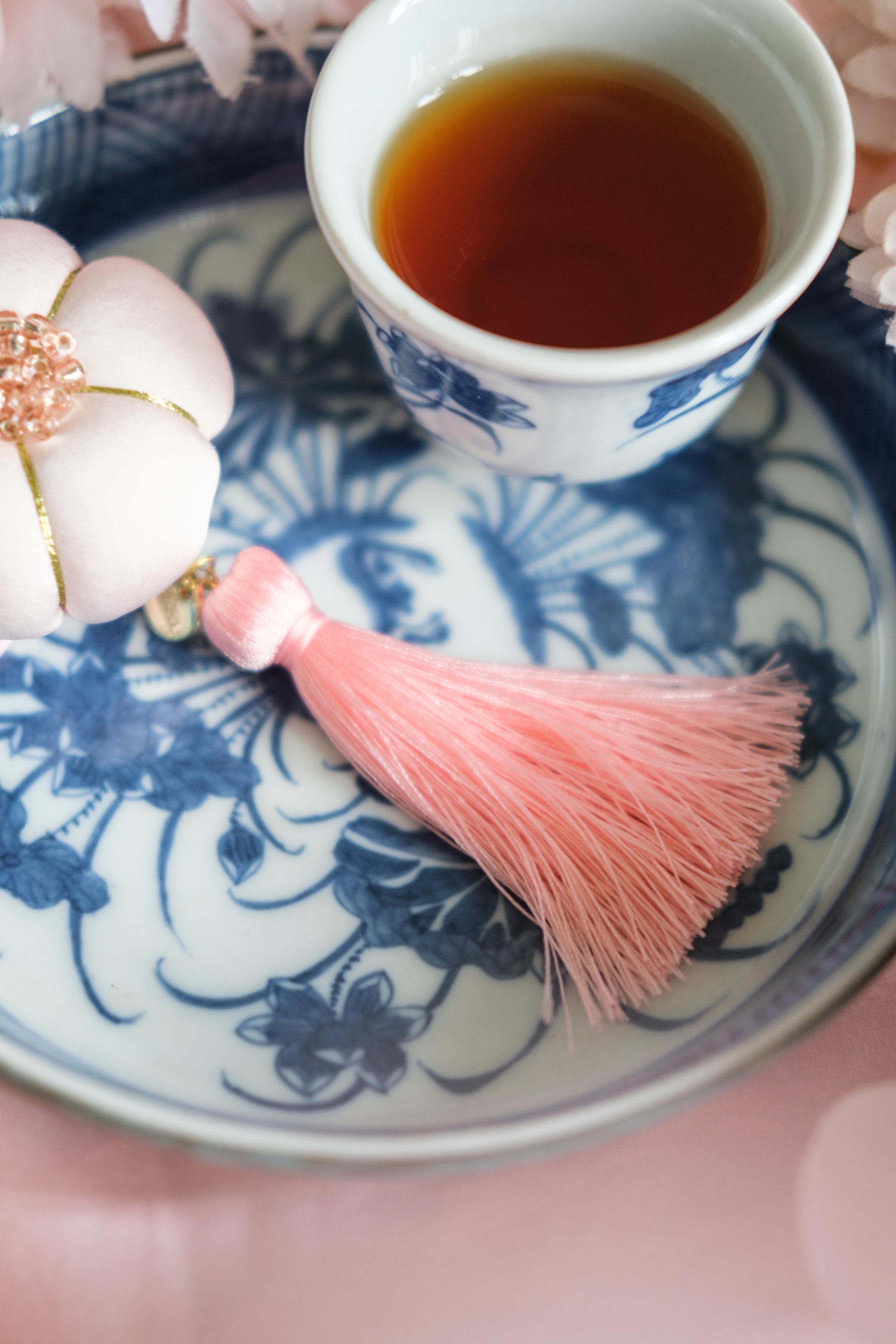 WAGASHI (ALIGATOR & BROOCH)