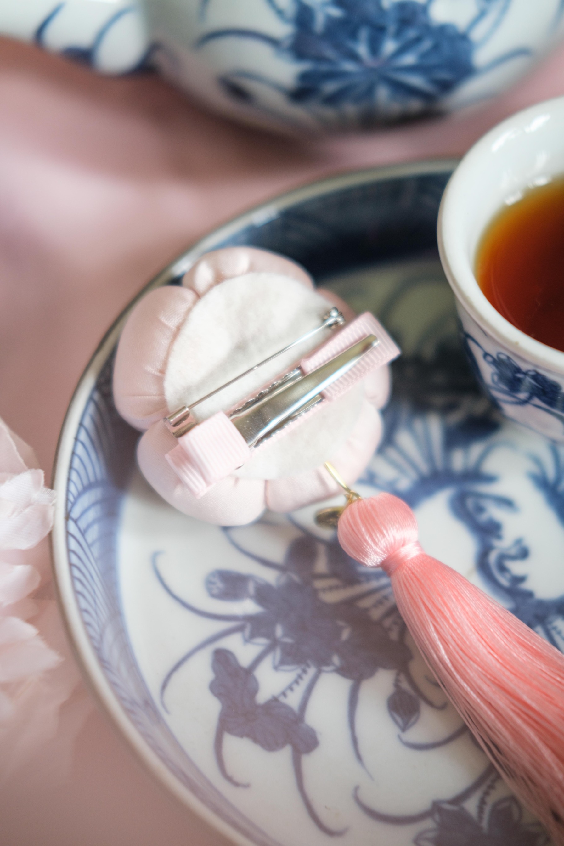 WAGASHI (ALIGATOR & BROOCH)