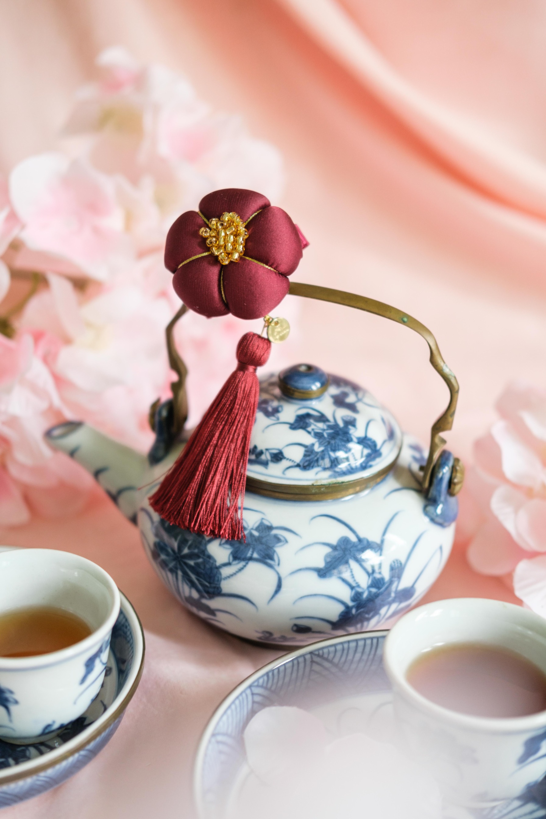 WAGASHI (ALIGATOR & BROOCH)