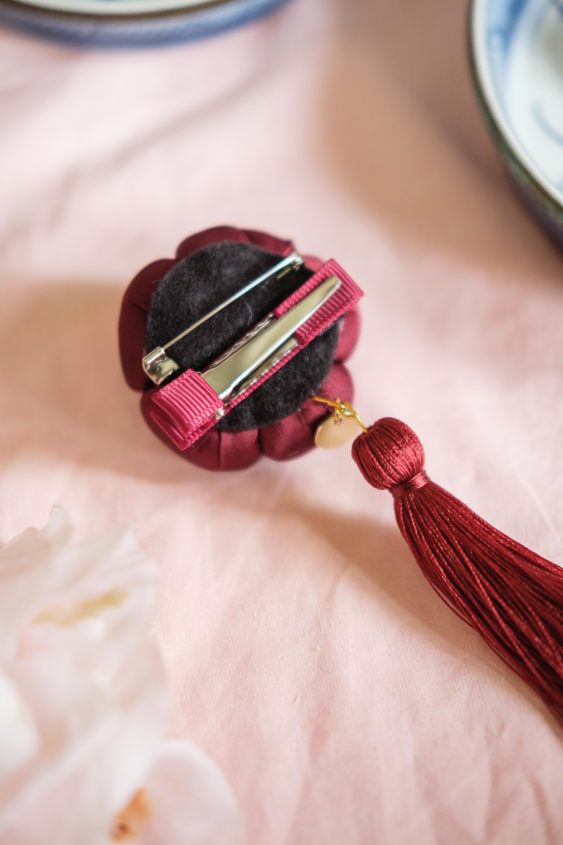 WAGASHI (ALIGATOR & BROOCH)