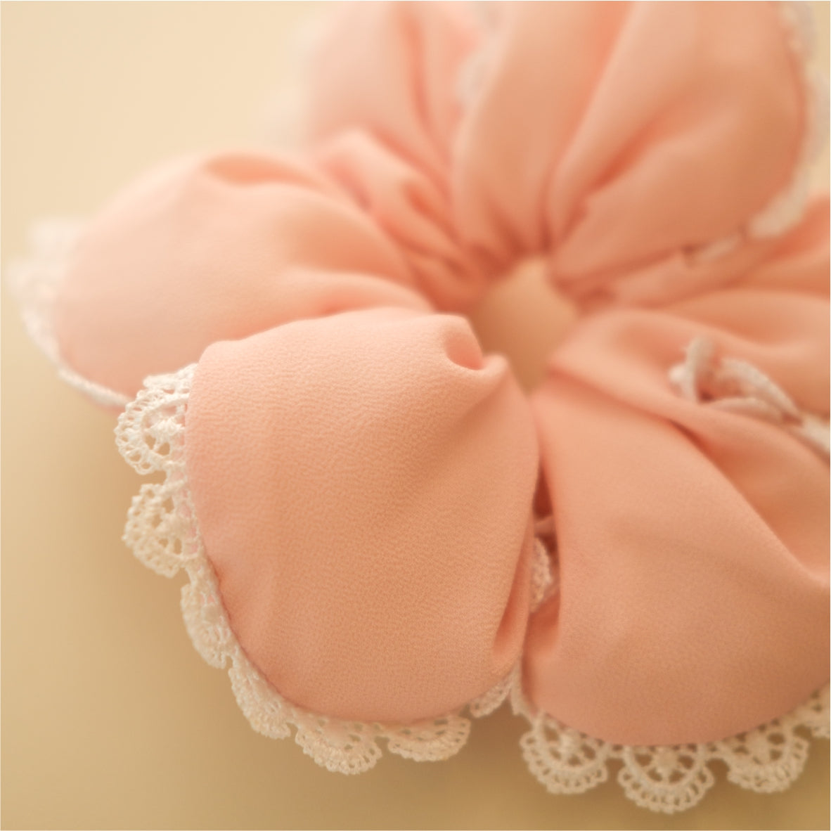 DAISY SCRUNCHIE